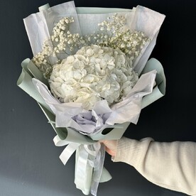 Букет из гортензии и гипсофилы