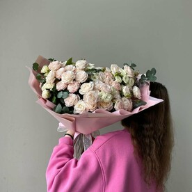 Пышный букет кустовой розы с добавлением эвкалипта FT415