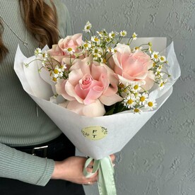 Нежный букет роз с ромашкой FT233