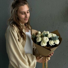 Белая кустовая Роза с зеленью FT536