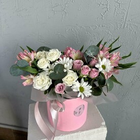 Сборная розовая коробка с цветами FT872