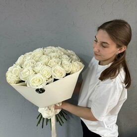 31 белая роза в упаковке FT1046