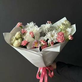 Пышный букет с хризантемой и орхидеей FT372