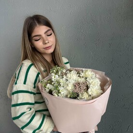 Круглый букет с белыми цветами FT1014