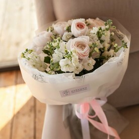 Круглый букет кружевных ранункулюсов и ароматной маттиолы FT1310