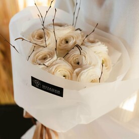 Моно пломбирных ранункулюсов с декоративными веточками FT1314