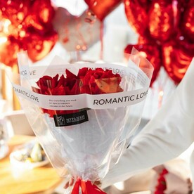 Букет из 5 красных роз в модной упаковке FT1316