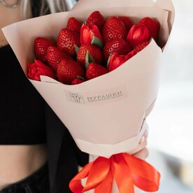 Букет из ароматной клубники с тюльпанами FT1325