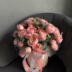 Персиковая коробка с пионовидной розой и ароматным эвкалиптом FT1391