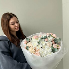 Объёмный букет круглой формы с хризантемой и розами FT1449