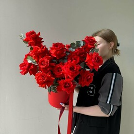 Яркая композиция с красной вывернутой розой FT1539
