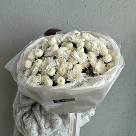 Роскошный и пышный букет с хризантемами FT1730