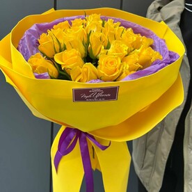 Яркий букет из желтых роз