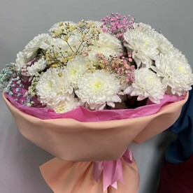 Белые хризантемы и гипсофила "Романтика"