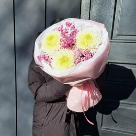 Букет из хризантем и гипсофилы