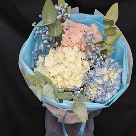 Букет гортензий и гипсофилы