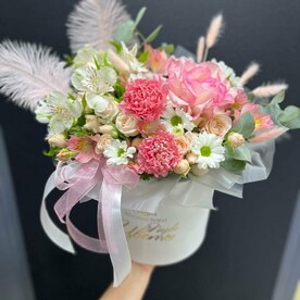 Композиция в шляпной коробке из роз, альстромерий,хризантем и диантусов