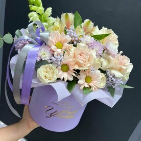 Композиция нежных цветов в шляпной коробке