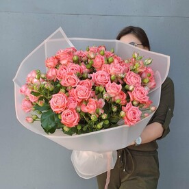 Букет коралловых кустовых роз 9 веток