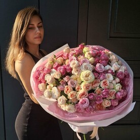 Большой букет нежных кустовых роз 35 штук