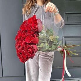 Букет красных роз в плайм пакете 25 штук