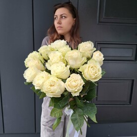 Букет белых роз в плайм пакете 15 штук