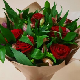 Букет из роз и альстромерии