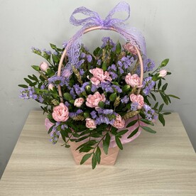 Цветы в сумочке из диантусов и статицы