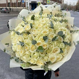 101 белая роза с эвкалиптом