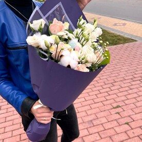 Букет Роз, Эустом и Хризантем