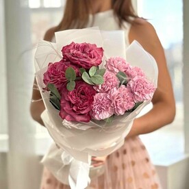 Сборный малиновый букет размера S из роз и диантусов