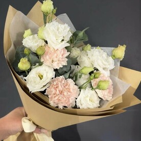 Букет с эустомой и диантусами