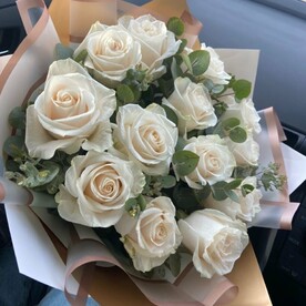 Букет из роз и эвкалипта