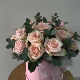 Коробочка с розами и эвкалиптами