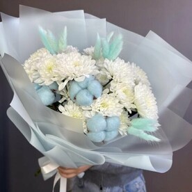 Голубой букет с хризантемами и хлопком