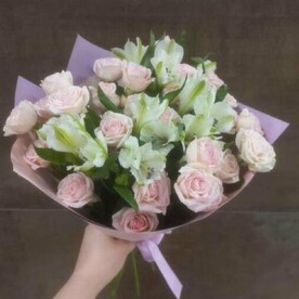 Букет с кустовыми розами "Нежный для тебя"