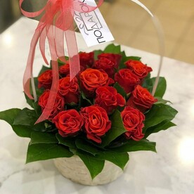Корзина из 15 роз «Рандеву»