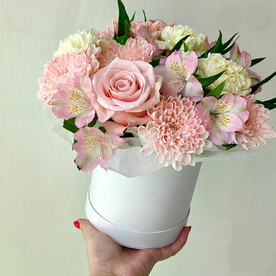 Нежная композиция в мини шляпке