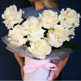 Белые французские розы в коробке "Нежность"