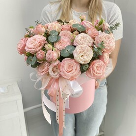 Коробка из кустовых пионовидных роз Бомбастик с эвкалиптом