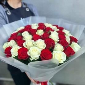 Букет "51 Красавица" из красных и белых роз