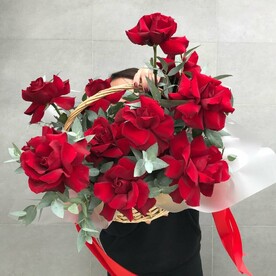 Корзина с цветами «Французский поцелуй» их красных роз