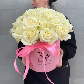 Композиция в коробке "Нежность"  из белых роз