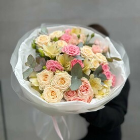 Букет из кустовой розы и альстромерии