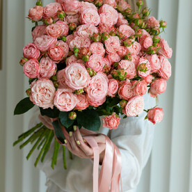 Букет "Романтика" с кустовой пионовидной розой