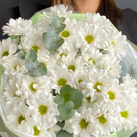 Пышный букет из ромашковых хризантем