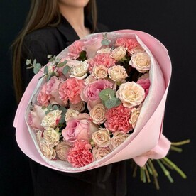 Букет с розами, диантусами, куст розами и эвкалиптом