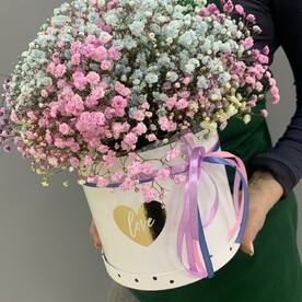 Композиция с радужной гипсофилой в шляпной коробке