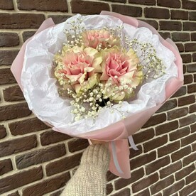 Букет из розы и гипсофилы