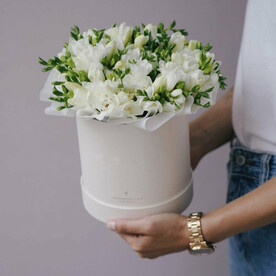 Нежная коробочка с фрезией, красивый букет цветов, шикарный, премиум цветы, фрезия.